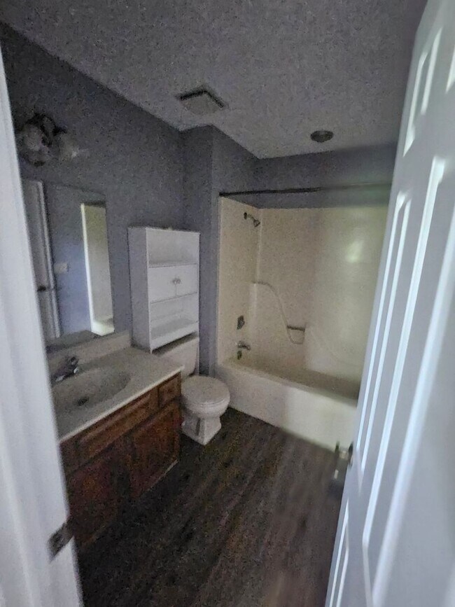 Building Photo - 2 bed, 1.5 bath condo