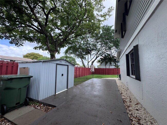 Foto del edificio - 10651 NW 1st St