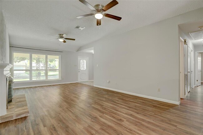 Foto del edificio - 3310 Hidden Creek Dr