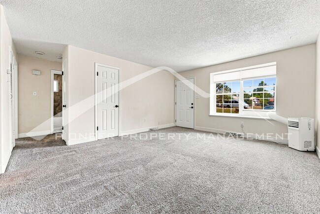 Foto del edificio - Charming 1/2 Duplex on Quiet Cul-De-Sac with Fenced Yard