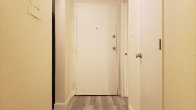 Building Photo - NICE 2 BED/1 BATH 963 SQ FT WILDCREEK COND...