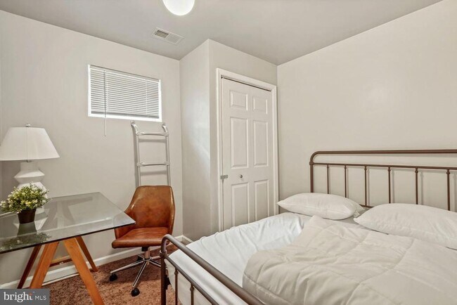 Foto del edificio - 576 49th Pl NE