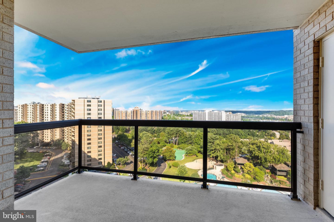 Foto del edificio - 205 Yoakum Pkwy