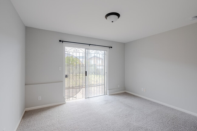 Building Photo - 215 Lausanne Ave