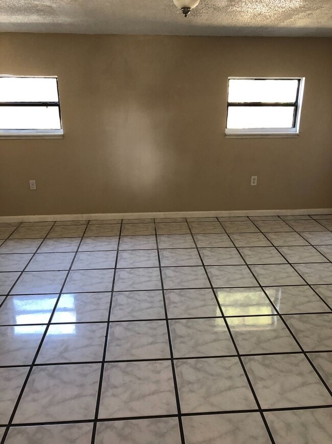 Building Photo - 4 Bed 1 Bath Home | Pet Friendly | Washer Dryer Hook Ups | Section 8 Welcome