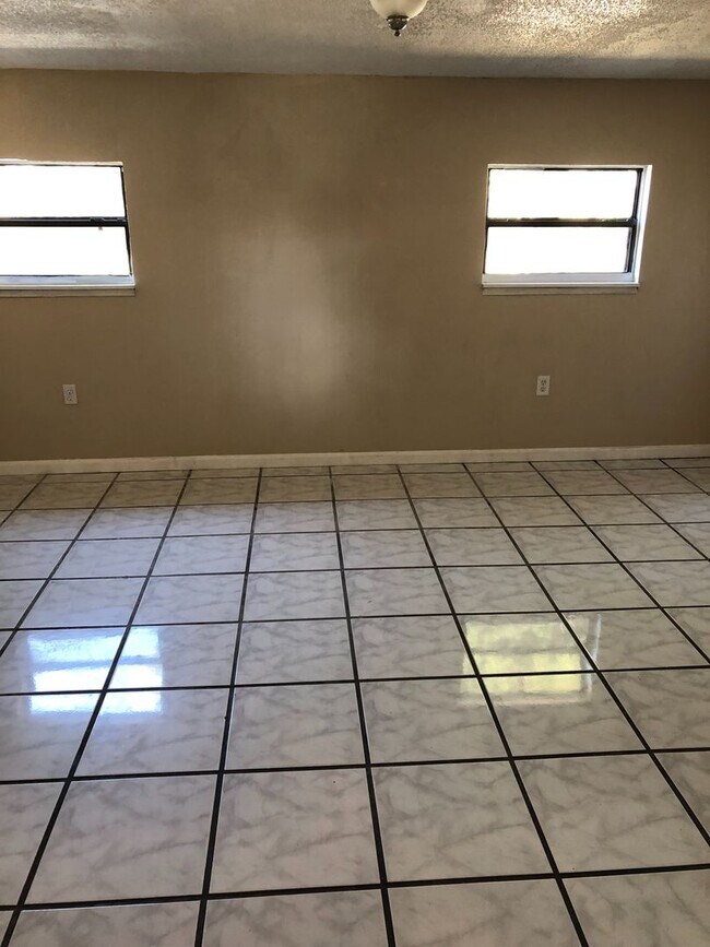 Foto del edificio - 4 Bed 1 Bath Home | Pet Friendly | Washer Dryer Hook Ups | Section 8 Welcome