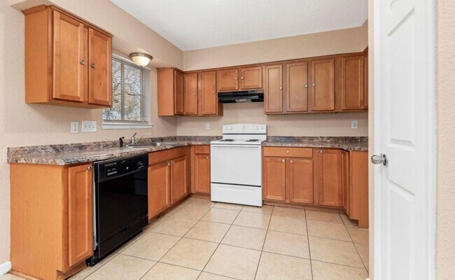 Foto del edificio - 4 Bedroom Home with 2 Bath and large back ...