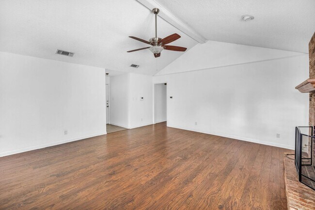 Building Photo - Updated Home in GREAT South Austin Location