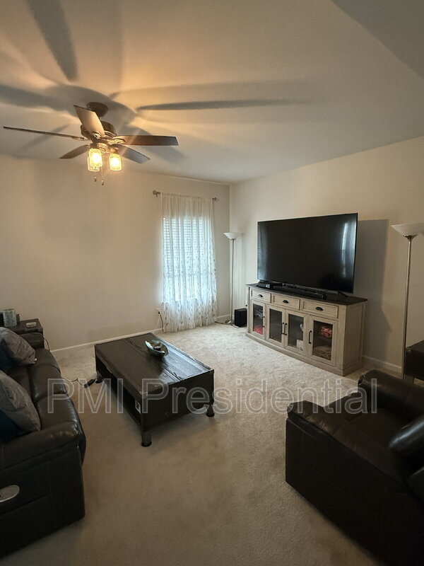 Foto del edificio - 6313 Regal Grove Ln