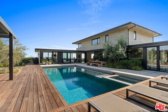 Building Photo - 2216 Winona Blvd