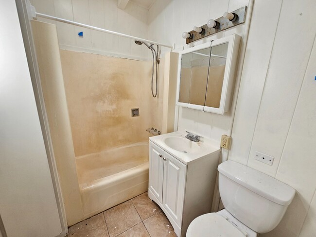 Building Photo - Spacious 4-Beds, 2-Bath Upstairs Apartment
