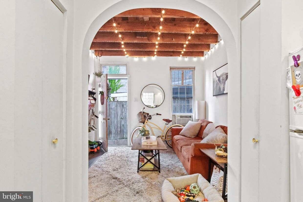Building Photo - Charming and Spacious One Bedroom Carriage...