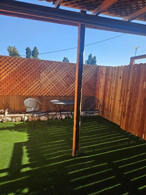 Private yard/patio - 4204 W 64th St