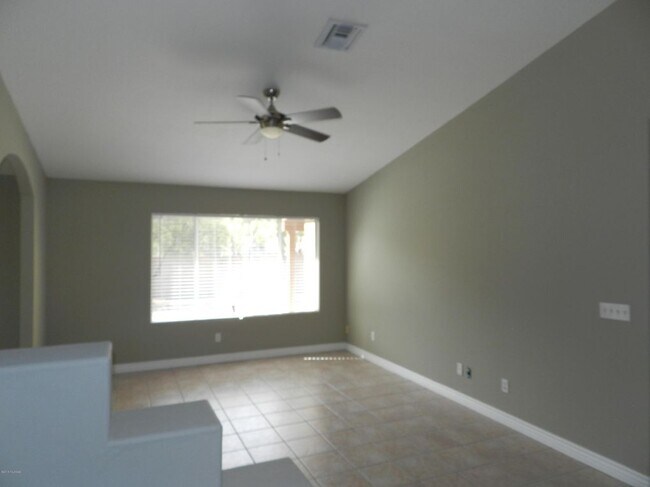 Building Photo - 9051 N Shadow Rock Dr