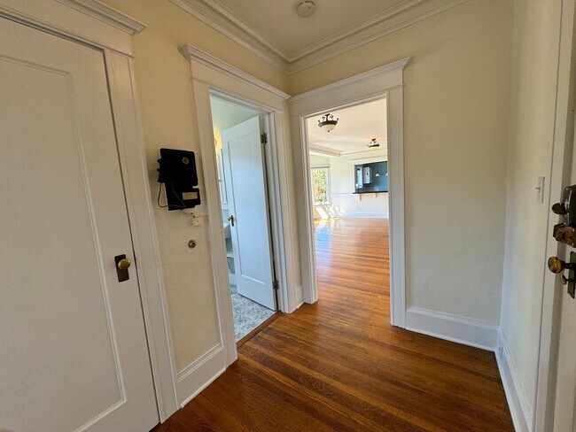 Foto del edificio - Historic Nob Hill 1Bd/1Ba Condo in NW Port...