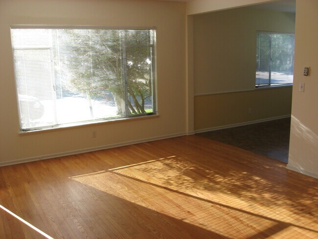 Building Photo - 1802 Oak St
