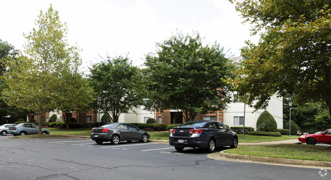 Foto del edificio - Governor's Pointe Apartments