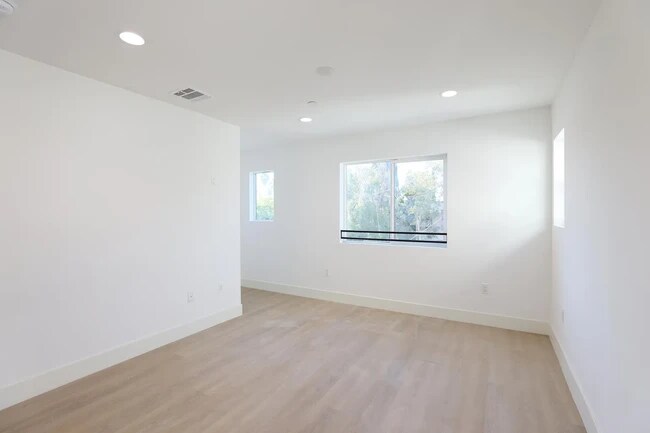Foto del edificio - 1418 N Kingsley Dr