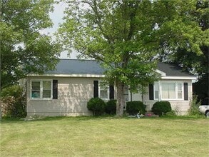 Building Photo - 220 Locust Heights
