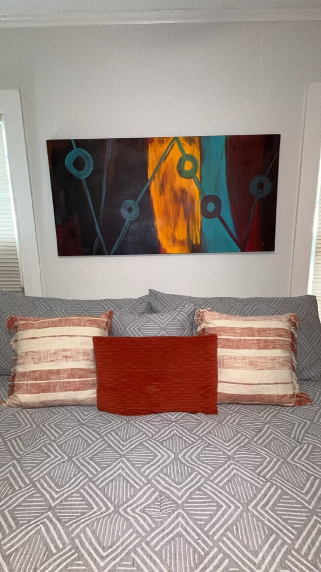 Building Photo - Furnished One Bed in Belhaven