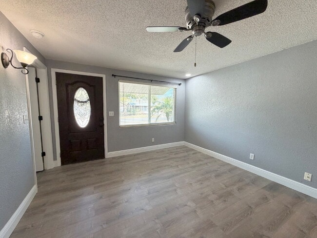 Foto del edificio - "Spacious 4-Bedroom Retreat with 2 Full Baths in Beautiful Seminole!"