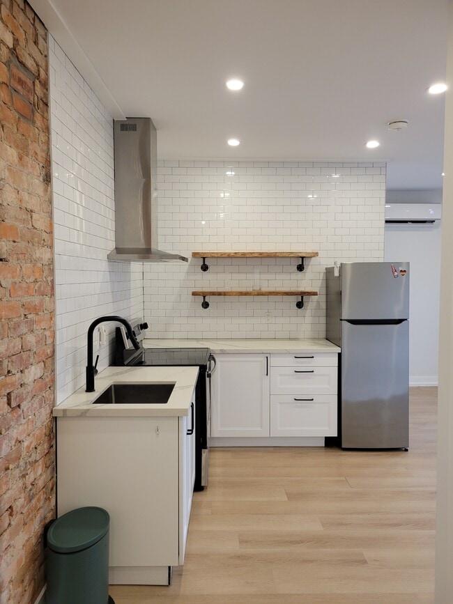 Building Photo - 262 Robert St