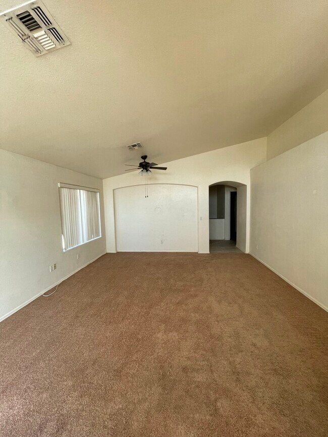 Building Photo - Beautiful 4 Bedroom 2 Bath Home in Phoenix!