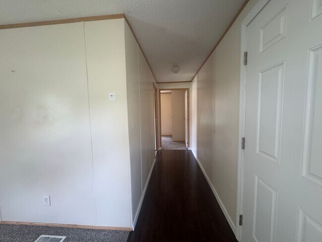Foto del edificio - Quiet Living: 3-Bedroom Mobile Home Availa...