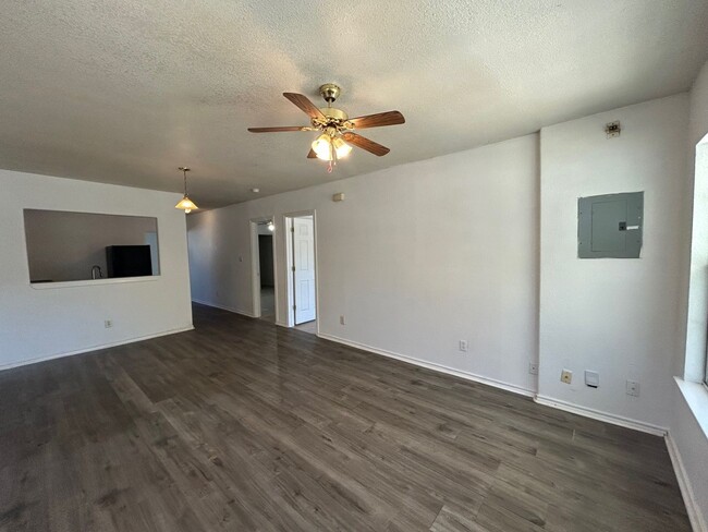Building Photo - COMING SOON! Cute 3 Bedroom, 1 Bath Close to Downtown San Antonio.