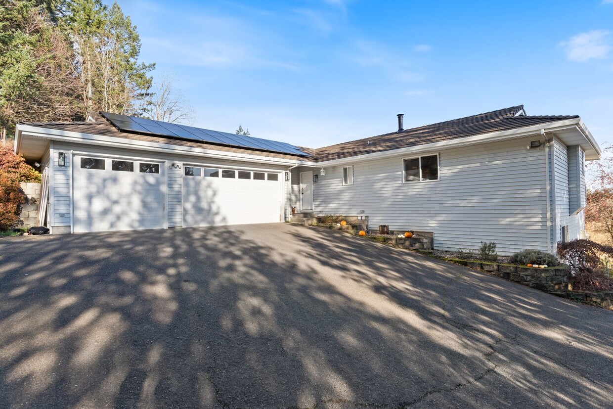 Primary Photo - Country Living: Serene 4-Bedroom Retreat o...