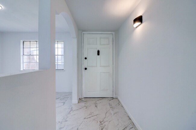 Foto del edificio - 7206 Yellow Pine Dr