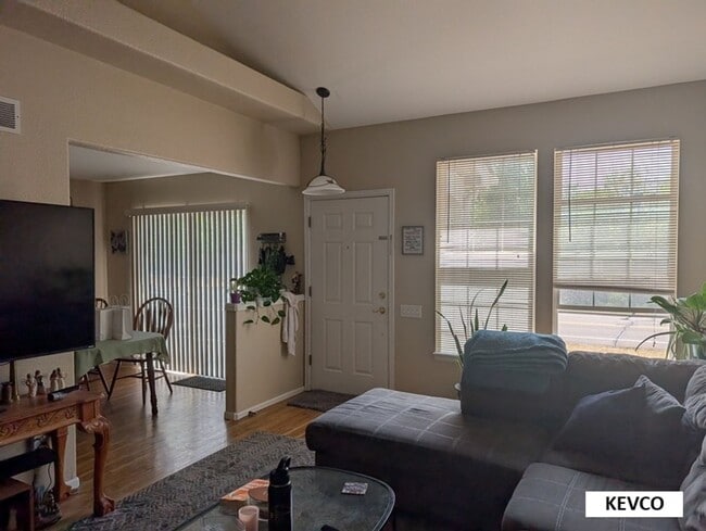 Building Photo - Bright Townhome Near Shopping and Food!