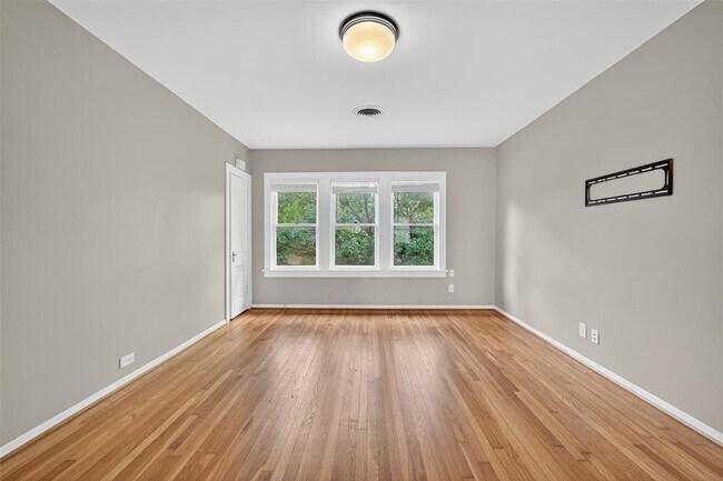 Foto del edificio - 2343 Wroxton Rd