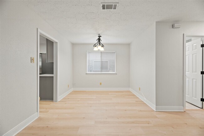 Foto del edificio - 17310 Chapel Pine St