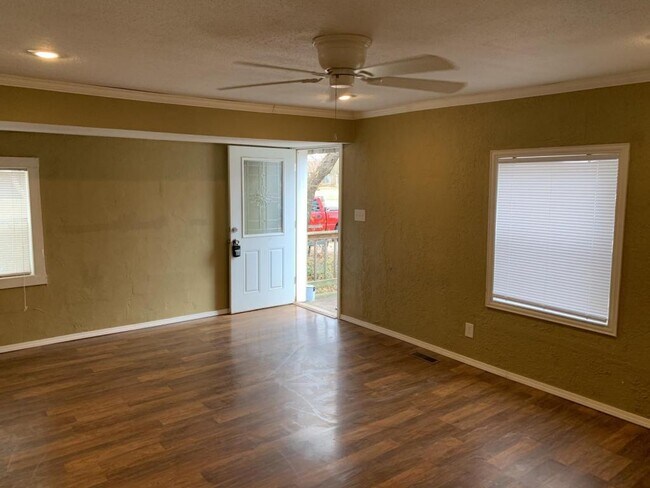 Building Photo - 507 E Virginia Ave