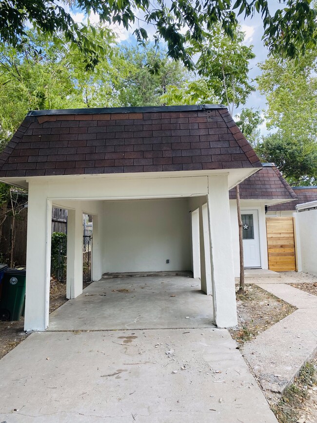 Cochera - 1201 Radcliff Dr