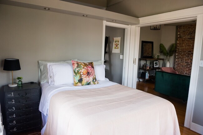 Dormitorio 2 - 921 E 13th Ave, 5A