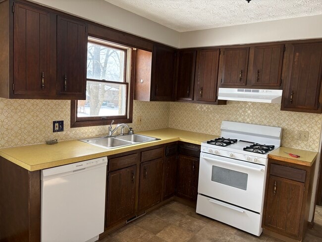 Building Photo - 2521 List St NW