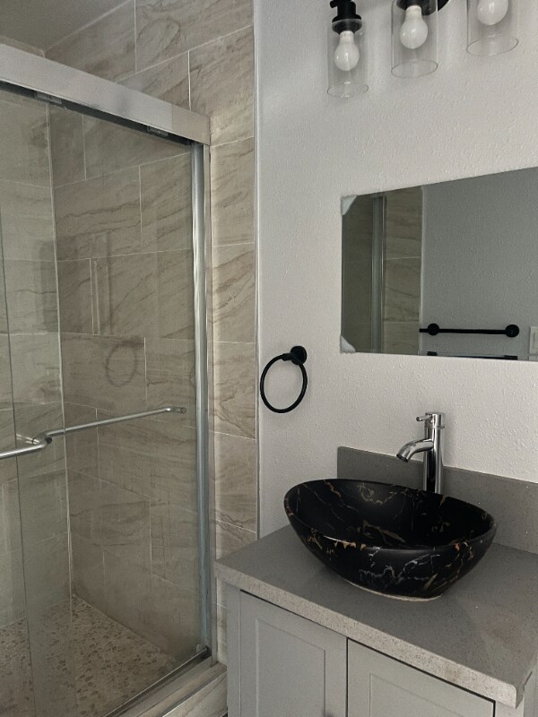 Foto del edificio - 1156 W 39th St