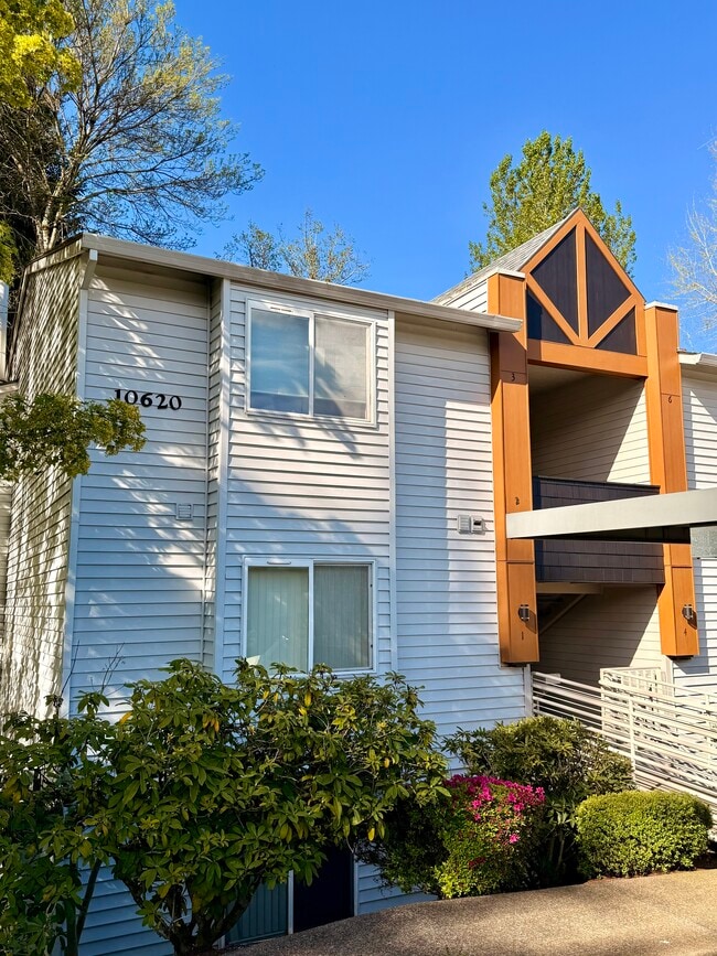Unit #3, upper level, end unit - 10620 SW Davies Rd Apartment