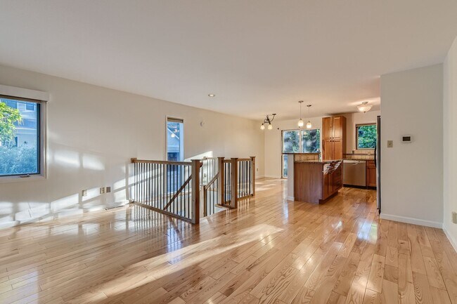 Building Photo - ***$1000 off 1st Month's Rent and 1/2 off Security Deposit*** Two Story Condominium Prime Locatio...