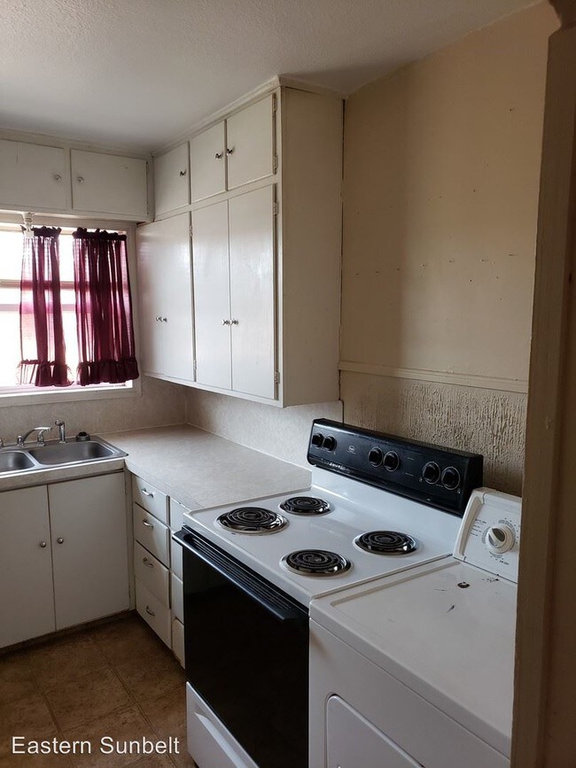 Building Photo - 2 br, 1 bath House - 1022 West 15th Street