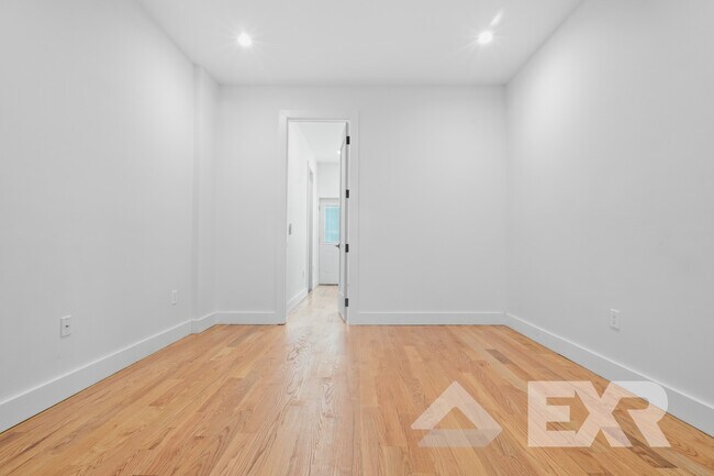 Foto del edificio - 236 Montrose Ave
