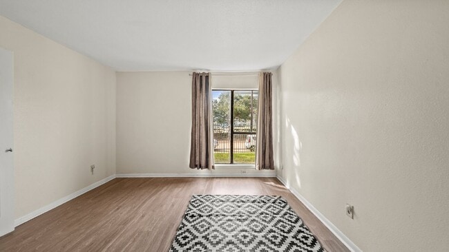 Building Photo - Ground Floor Condo Near the Medical Center!