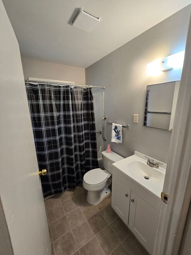 Building Photo - 3 BEDROOM SINGLE FAMILY