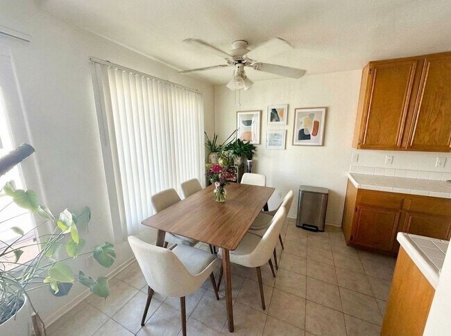 Foto del edificio - AVAILABLE JUNE!~ BEAUTIFUL & SPACIOUS 3BD/2BA TOWNHOUSE IN CROWN POINT - $4,895/MO!