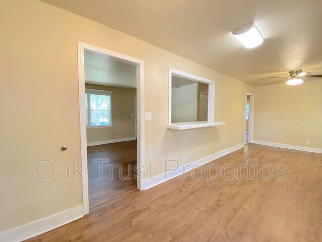 Foto del edificio - 1227 Mathis Ferry Rd