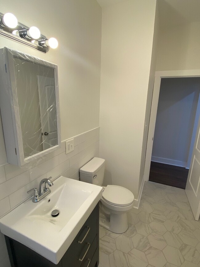 Bathroom - 1425 W Albion Ave