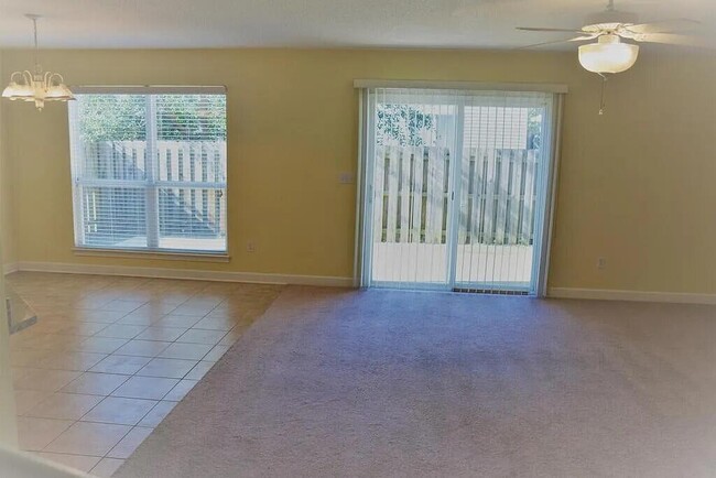 Building Photo - 823 Sugar Plum Ln