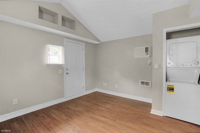 Building Photo - 1 br, 1 bath Duplex - 4943 Indianola Ave A A